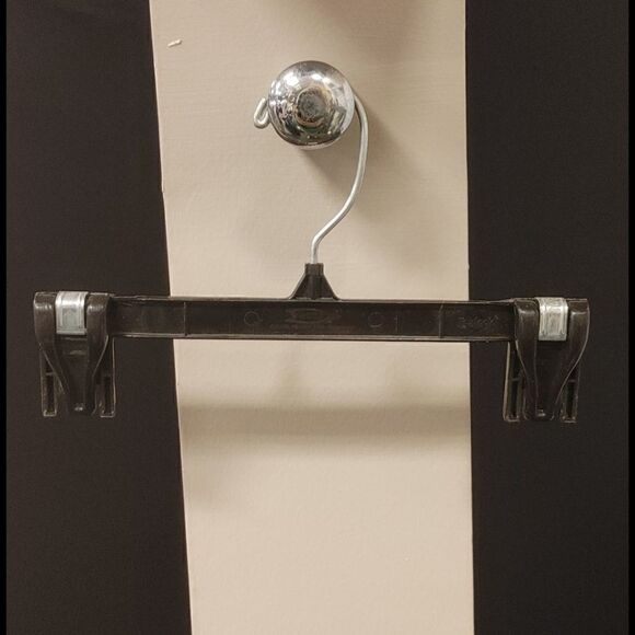 BLACK PINCH GRIP 9 1/2" SKIRT/PANT HANGER - Picture 1 of 5